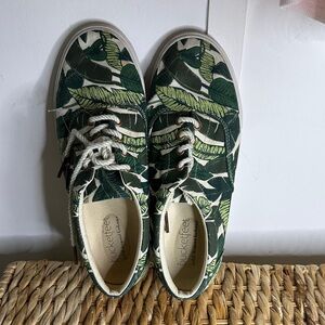 Bucket Feet  Leafy Green Sneakers size 8‎